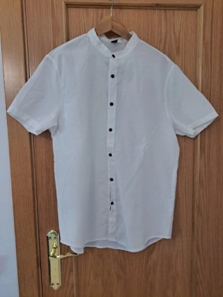 Camisa blanca y pantalón corto rojo