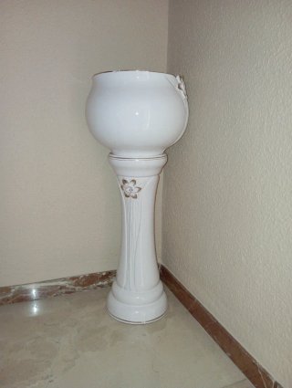Florero de porcelana blanco y dorado