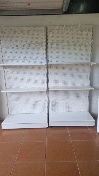 Estanterías metálicas blancas para local