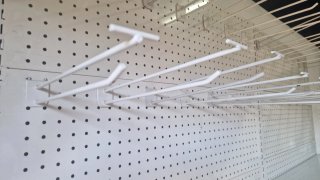 Estanterías metálicas blancas para local