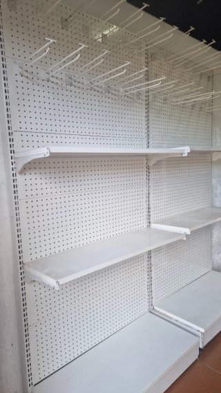 Estanterías metálicas blancas para local
