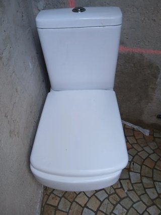 Inodoro de porcelana blanco .salida a la pared