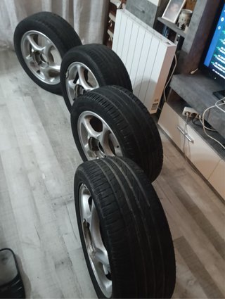 4 llantas de aluminio con neumáticos