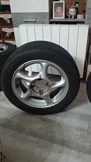 4 llantas de aluminio con neumáticos