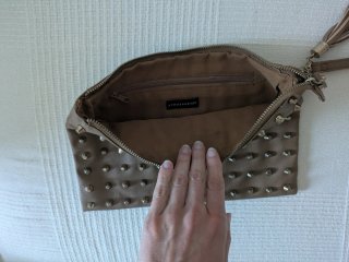 Bolso de mano marrón con tachuelas de Atmosphere