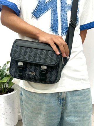 Borsa a tracolla nera stampata da uomo