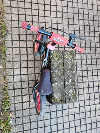 Bicicleta sin pedales negra y roja