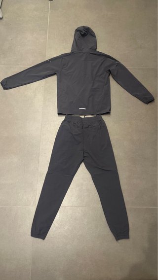 Conjunto deportivo Under Armour gris