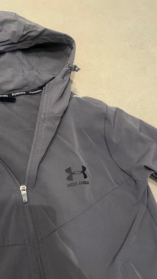 Conjunto deportivo Under Armour gris