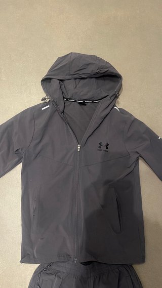Conjunto deportivo Under Armour gris