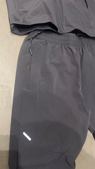 Conjunto deportivo Under Armour gris