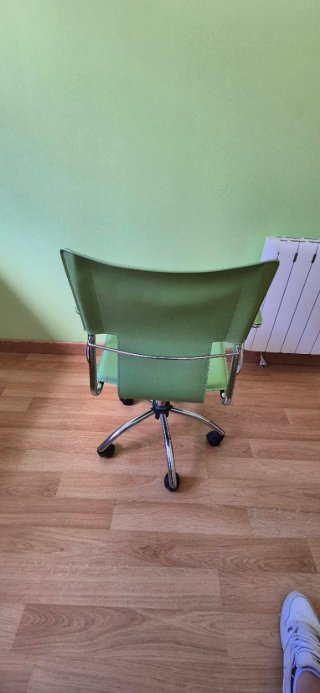 Silla de estudio verde con base cromada