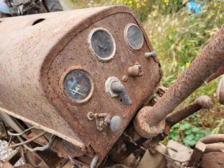 “Tractor antiguo clásico para restaurar