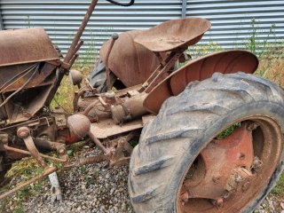 “Tractor antiguo clásico para restaurar