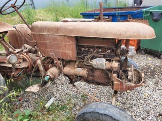 “Tractor antiguo clásico para restaurar