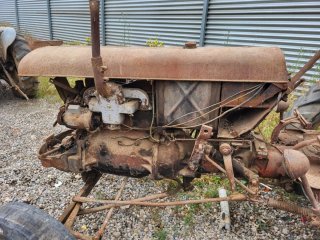 “Tractor antiguo clásico para restaurar