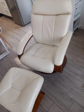 Sillón de piel beige con base de madera