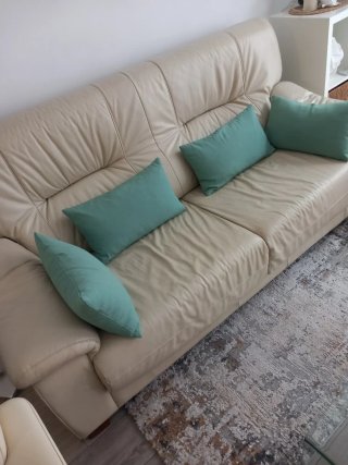 Sillón de piel beige con base de madera