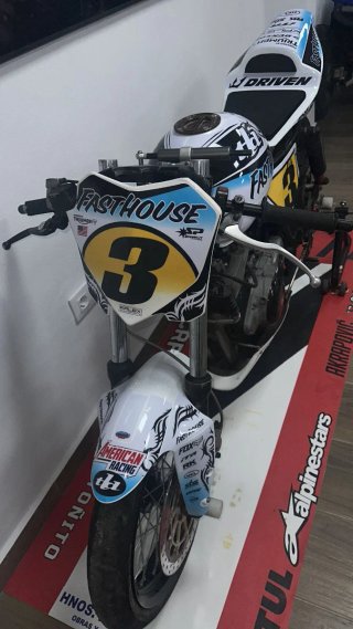 Moto de circuito blanca y amarilla