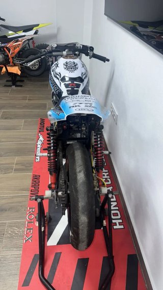 Moto de circuito blanca y amarilla