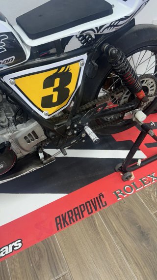 Moto de circuito blanca y amarilla
