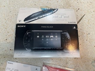 Caja PSP 2004 PB Piano Black, mas manuales, etc