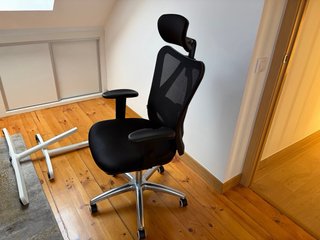 Silla ergonómica de oficina negra