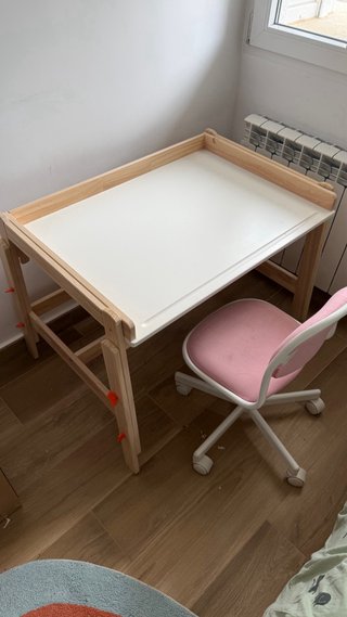 Escritorio y silla infantil IKEA ajustable