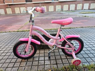 Bicicleta infantil Hello Kitty rosa con ruedines