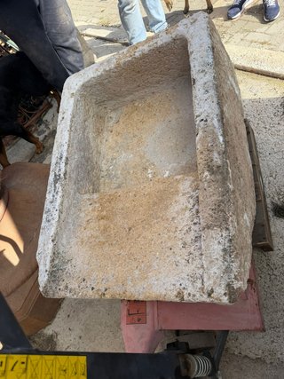 Gran pilón de piedra con lavadera.