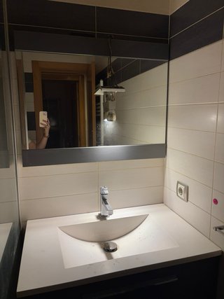 Mueble de baño negro y blanco. Espejo WC