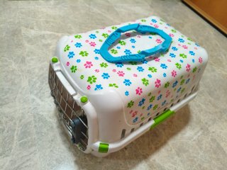Transportín para mascotas con diseño de huellas