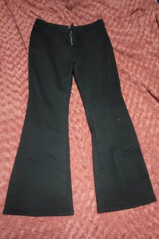 Pantalón vaquero elástico negro de campana.
