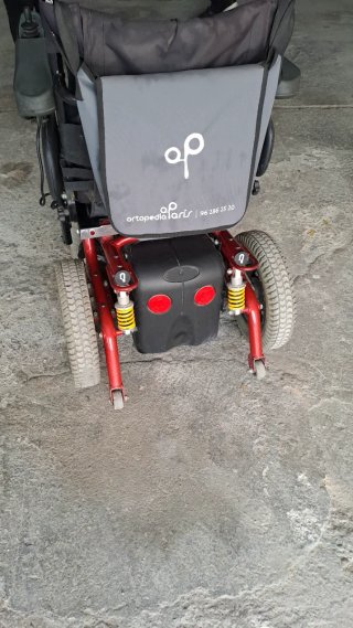 Silla de ruedas eléctrica negra