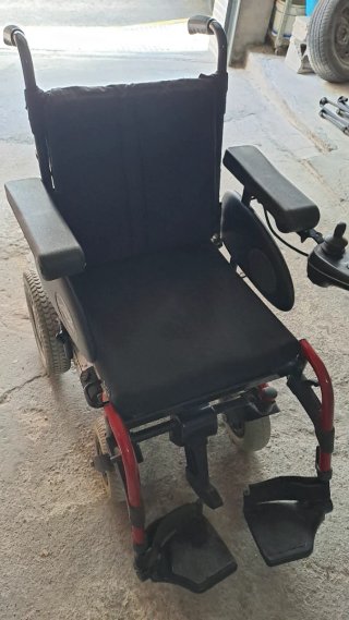 Silla de ruedas eléctrica negra