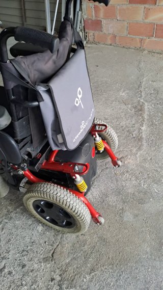 Silla de ruedas eléctrica negra