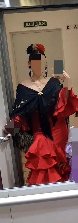 Vestido de Flamenca Rojo con Chal Negro