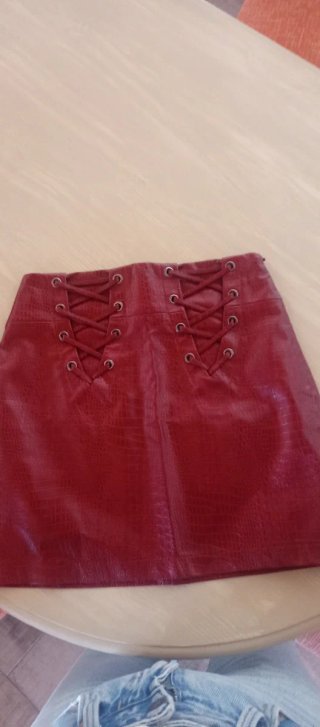 Falda cuero roja con cordones