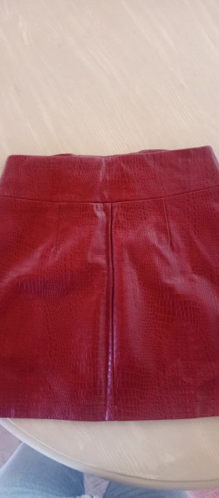 Falda cuero roja con cordones