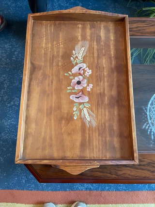 Bandeja de madera decorada con flores