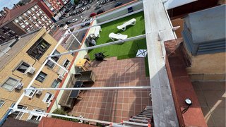 Toldo corredero beige y marrón