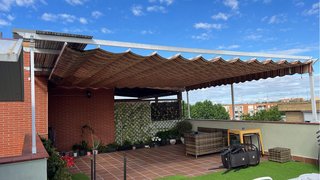 Toldo corredero beige y marrón