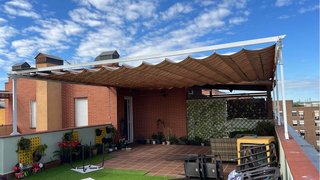 Toldo corredero beige y marrón