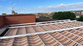 Toldo corredero beige y marrón