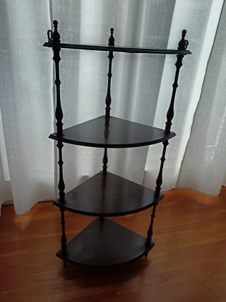 Estantería de madera oscura