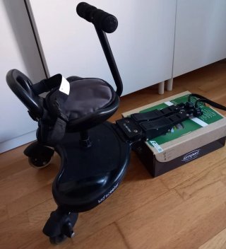 Patinete con asiento para carrito de bebé.