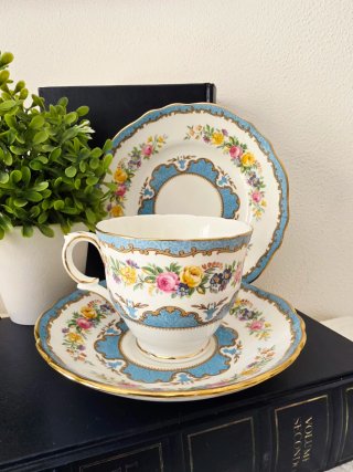 Trio da Tè di  Crown Staffordshire Fiori Blu Oro