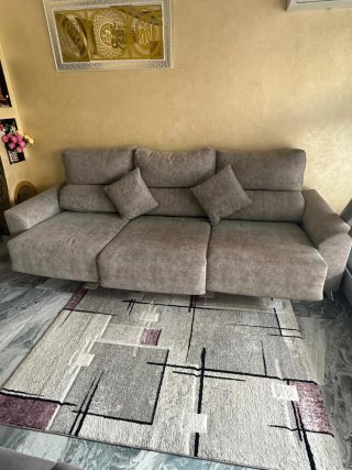 Sofá de tela beige y morado