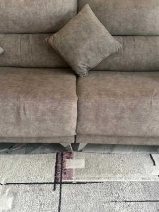 Sofá de tela beige y morado
