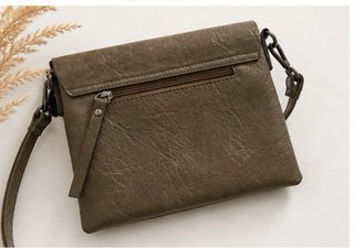 Borsa tracolla con frange e borchie